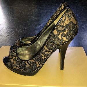 Guess: lace design heels